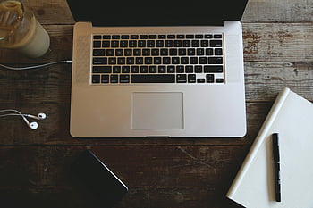 Macbook Pro, Draufsicht, Laptop, Kopfhörer, Notizbuch, Eiskaffee, Holztisch, Arbeitsplatz, Produktivität, Tech Setup, Schreibtisch