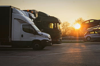 motorová vozidla, Zaparkované kamiony, přepravce automobilů, Otevřené parkoviště, západ slunce scéna, zlatá hodina, Řada Nákladních vozů, parkování vozidel, parkování nákladních automobilů, automobilová doprava, Otevřené parkování