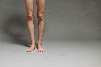 女性、 ピンクのペディキュア、 立っている、 白い床、 スタジオ撮影、 下肢、 足、 灰色の背景、 裸足、 足の写真