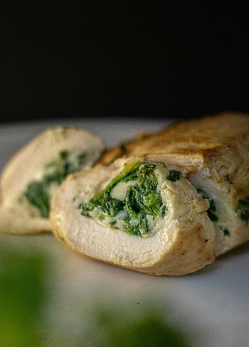 involtino di petto di pollo, ripieno di spinaci, avvicinamento, pollo ripieno, cena, gustoso, involtino, Piatto di pollo, fotografia di cibo, pasto