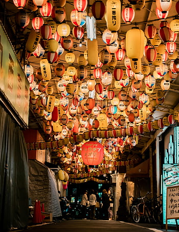 kırmızı kağıt fenerler, Asılı fenerler, Osaka gece sahnesi, Japon izakaya, geleneksel fenerler, gece sokağı, atmosferik sahne, Japon Kültürü, Osaka Alley, gece atmosferi, sokaktaki insanlar
