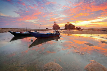 tramonto, Barche, corpo d'acqua, spiaggia serena, cielo vibrante, riflessi, Scena calma, Luce della sera, bellezza naturale, paesaggio costiero, atmosfera tranquilla