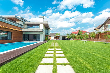 Moderní příměstský domov, elegantní bazén, Svěží zelený trávník, modrá obloha, Venkovní obytný prostor, současná architektura, Na dvoře oáza, soukromý majetek, upravená zahrada, letní ústup, luxusní dům