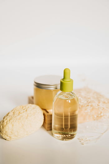 botol penetes kosmetik, Botol Bersih, cair, Pengaturan minimalis, tekstur alami, pencahayaan yang lembut, produk perawatan kulit, item spa, kecantikan penting, cantik alami, Komposisi estetika