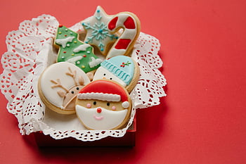 julekager, Traditionelle cookies, Festlige cookies, Feriekager, Farverige småkager, juletræer, Ferie godbidder, rød baggrund, cookie boks, julepynt, Festlige godbidder