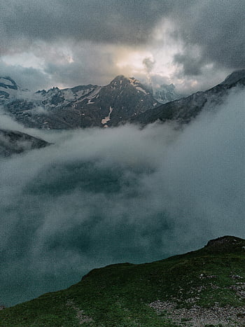 picco di montagna, nuvole, nebbia, cime innevate, paesaggio drammatico, luce del giorno, vista delle montagne, scenario naturale, alta altitudine, bellezza scenica, catena montuosa