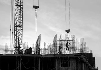 fotografie ve stupních šedi, staveniště, pracovníků, jeřáby, lešení, Petrohrad, silueta, budova, pracovníci na stavbě, průmyslový, architektura