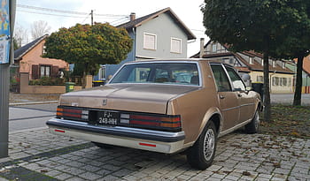 Buick Skylark, klasyczny samochód, staromodny samochód, zaparkowany samochód, ulica mieszkalna, jesienne liście, architektura europejska, tablica rejestracyjna, widok z tyłu, projekt samochodu, scena uliczna