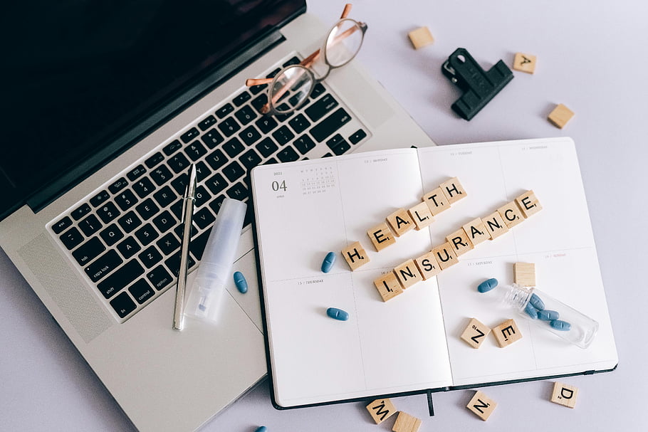 ubezpieczenie, Niebieskie pigułki, płytki do scrabble, planista, laptop, notatnik, płaski układ, Planowanie zdrowia, okulary, konfiguracja biurka, materiały biurowe