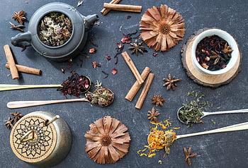 daun-daun teh, Rempah, rempah-rempah, teko, berbaring datar, Peralatan pedesaan, tongkat kayu manis, bunga kering, adas bintang, Permukaan gelap, bahan teh herbal