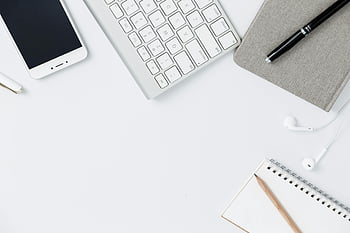 Apple tastatură wireless, plat, Birou minimalist, masa albă, gadget-uri, papetărie, smartphone, caiet, casti, creion, spațiu de lucru