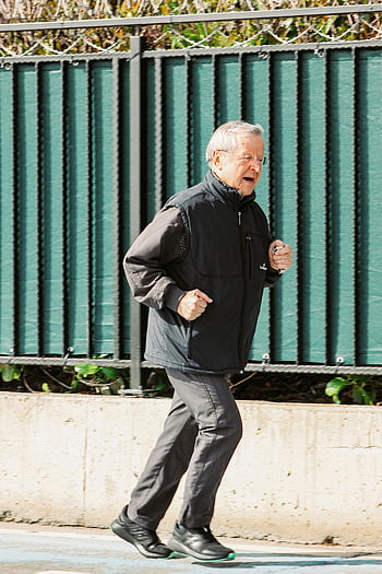 Uomo anziano che fa jogging, uomo anziano che corre, stile di vita attivo, esercizio all'aperto, uno stile di vita sano, Fitness anziano, Fitness per anziani, jogging in strada, anziano attivo, momento energico, attività all'aperto