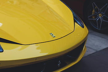 Žlutá Ferrari, sportovní auto, Luxusní automobilový průmysl, elegantní design, detail, žluté auto, znak ferrari, špičkové vozidlo, výkonné auto, fotografování automobilů, automobilového designu