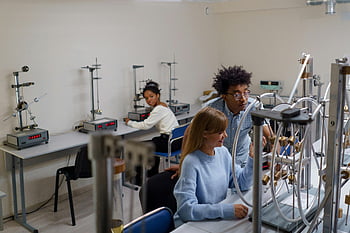 科学実験室、 大学生、 物理実験、 共同学習、 インタラクティブな設定、 ラボ機器、 教育環境、 グループワーク、 学術研究、 科学教育、 実験室の設定