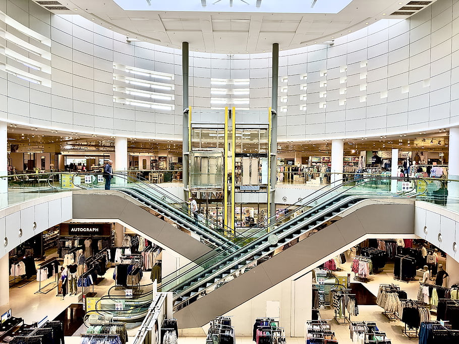 Marks a Spencer, modrá voda, jezdící schody, atrium, architektura, nakupování, nákupní centrum, interiér, design, oblečení, obchodů