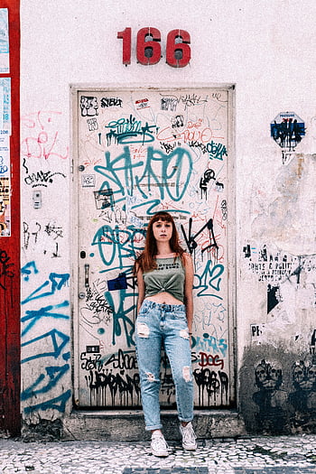 kvinde, graffiti væg, Urban Street Fashion, gadekunst, Casual outfit, hullede bukser, hvide sneakers, rødt hår, bymæssige omgivelser, byliv, gadestil