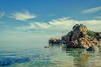 Formazioni rocciose, acqua calma, Scena diurna, scena costiera, affioramenti rocciosi, chiaro cielo blu, mare tranquillo, paesaggio naturale, ambiente sereno, vista sull'oceano