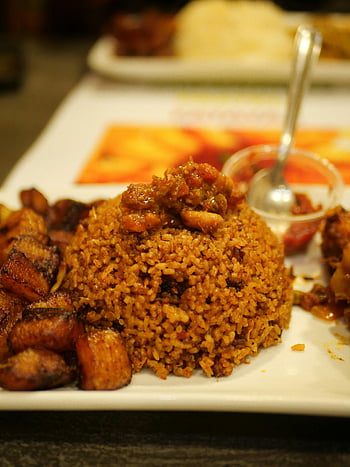 jollof rýže, smažené plantainy, slané jídlo, talíř rýže, nápad na jídlo, smažené kostky, lilek, jitrocel, rýžové misky, africké kuchyně, lákavý talíř