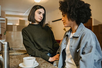 zorgzame vrouw, ondersteunen, zwarte vriendin, geruststellend moment, Koffie delen, binnenshuis, Eenheid uiten, twee vrouwen, emotionele steun, vriendschap, verscheidenheid