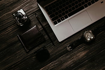 orologio da polso, il computer portatile, bottiglia di profumo, portafoglio, tavolo di legno, distesa piatta, Accessori, elegante, penna, impostazione della scrivania, stile di business