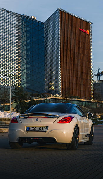 White Peugeot RCZ, zaparkováno, moderní budova, sklo a kov, během dne, sportovní auto, městském prostředí, panoráma města, vozidlo, architektura, Logo Peugeot