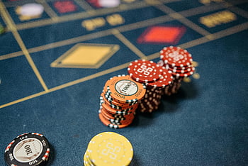 Kasinové žetony, ruletový stůl, herní žetony, Skládané čipy, živá ruleta, herní vzrušení, Kasino hazardní hry, náhodné hraní, Kasino stůl, žetony rulety, Kasino vzrušení