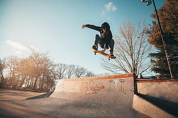 skateboard trik, skatepark, slunečný den, Letecký trik, skateboardista, dovednost, hbitost, venkovní aktivita, sportovní fotografie, akce výstřel, graffiti zeď