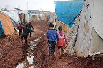děti, chůze, Špinavá ulice, stany, zablácený, uprchlický tábor, Idlib, Sýrie, Muddy Street, uprchlické děti, život tábora