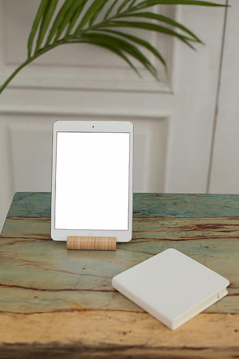 แท็บเล็ตดิจิตอล, หน้าจอสีขาวว่างเปล่า, แท็บเล็ตดิจิทัลสมัยใหม่, สมุดบันทึก, โต๊ะไม้ชนบท, หน้าจอว่างเปล่า, อุปกรณ์ดิจิตอล, ที่ทำงาน, การตั้งค่ามินิมัลลิสต์, เทคโนโลยี, โต๊ะทำงาน