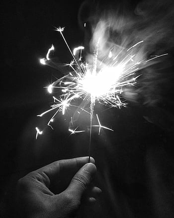 단색 사진, 스파클러를 들고있는 사람, 클로즈업 손, 빛나는 것, 활기찬 축하, 어둠을 밝게 비 춥니 다, 검정색과 흰색, 밤 축하, 축제의 순간, 스파크 라이트, 축하 Sparkler