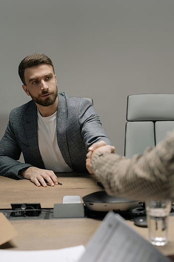 Podnikatelé potřásají ruce, moderní kancelář, Profesionální nastavení, pracovní schůzka, handshake, Kancelářské prostředí, obchodní oděv, Firemní nastavení, Profesionální handshake, obchodníci, kancelářský stůl
