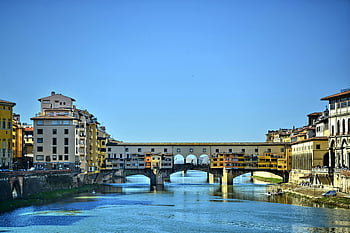 ponte vecchio, řeka arno, florence, Itálie, starý most, jasné modré nebe, kultovní most, historický most, evropské architektury, panoráma města, výhled na řeku