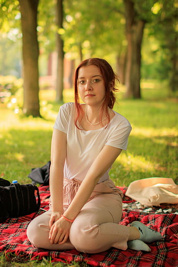 ragazza di zenzero, coperta rossa, parco, giorno soleggiato, giovane donna, all'aperto, picnic, natura, alberi, erba, rilassamento