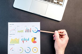 kördiagram illusztráció, kézi tartó ceruza, színes adatdiagramok, asztal, hordozható számítógép, Adatvizualizáció, Üzleti elemzés, pénzügyi diagramok, infografikus tervezés, irodai munka, adat -áttekintés