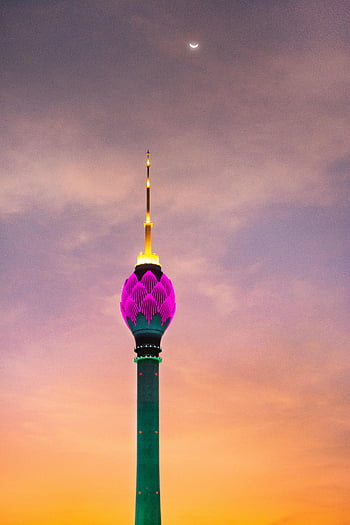 Colombo Lotus Kulesi, Sri Lanka, aydınlatılmış kule, canlı gün batımı, gün batımı manzarası, lotus kulesi, Colombo Skyline, Sri Lanka simgeleri, kule mimarisi, gün batımı fotoğrafçılığı, aydınlatılmış mimari