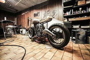 grå cruiser motorcykel, vintage motorcykel, Under reparation, rodet værksted, DIY håndværk, motorcykel reparation, værksted værktøjer, vintage cykel, Restaurering af motorcykel, Workshop -scene, motorcykel dele