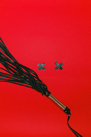검은 가죽 채찍, 빨간색 배경, 테이프 십자가, 활기찬 빨강, 검은 채찍, 가죽 플로거, 빨간 배경, 검은 테이프, 가죽 채찍, 붉은 색 표면, 블랙 플로거