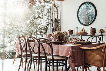 Tischdekoration im rustikalen Stil, charmanter rustikaler Boho, elegantes Geschirr, blumiges Herzstück, Innenversammlungen, Ess-Setup, rustikales Essen, Boho-Essen, elegantes Essen, Einstellung der Blumentisch, rustikale Tischdecke