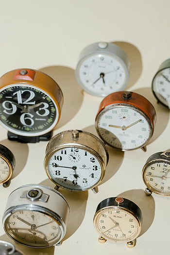 Vintage budíky, detailní fotografie, kurátorský výběr, světlé pozadí, Retro hodiny, starožitné hodinky, Klasické budíky, Vintage hodinky, Staromódní hodiny, kolekce hodin, vinobraní výzdoba
