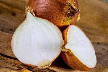 bílé cibule, detailní záběr, nakrájenou cibuli, celá cibule, Rustikální dřevěná deska, textura, svěžest, plátky cibule, půlky cibule, cibule detail, cibulová textura