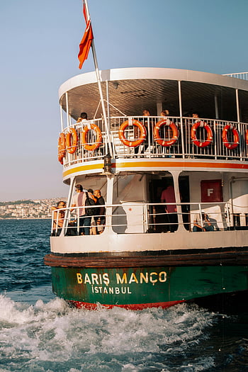 sejlende færge, Istanbul-færgen, Navigation på Bosporusstrædet, redningsbælter, passagerer på færgen, udvendig udsigt, barış manço, Istanbuls transport, færge tur, vandtransport, Tyrkisk færge
