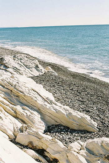 skalnatá pláž, Čisté tyrkysové vody, čisté nebe, pohled, pobřežní krajiny, Přírodní krásy, vlny oceánu, oblázková pláž, skalnaté pobřeží, Plážová scenérie, Klidná pláž
