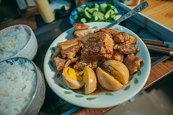 Filipínské vepřové adobo, vejce natvrdo, miska, rýže, čerstvá zelenina, deska, kuchyně filipina, Adobo recept, vařená vejce, příloha, čerstvé jídlo