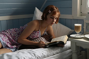 fille, lit, chambre, mensonge, lecture de livre, roman, livre, livre ouvert, en train de lire, cappuccino, tasse de café