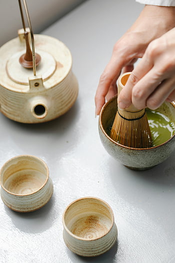 matcha, bambusový šlehač, keramická mísa, čajový set, šlehání ruky, matcha čaj, detail, příprava čaje, Tradiční čaj, japonský čaj, čajový ceremoniál