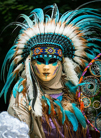 kostum berwarna -warni, pemain suku, hiasan kepala bulu yang berwarna-warni, festival budaya, pakaian tradisional, hiasan kepala berbulu, acara budaya, pemain festival, bulu berwarna-warni, peraih mimpi, Perayaan Budaya