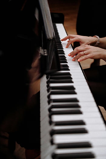 fortepian, grać na pianinie, Eleganckie palce, przedstawienie muzyczne, klawisze pianina, zbliżenie, Ręce na fortepianie, muzyka fortepianowa, pianista, instrument muzyczny, Wydajność fortepianu