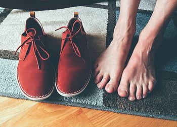 bosé nohy, červená kožená bota, Vzorovaný koberec, Vnitřní fotka, detail, nohy vedle bot, červené boty, Vnitřní nastavení, naboso, kožené boty