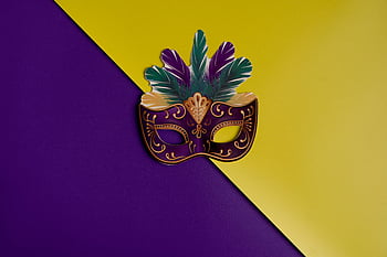 maska ​​mardi gras, fialové pozadí, žluté pozadí, barevné peří, Elegantní maska, zářivé barvy, slavnostní maska, karnevalové masky, dekorativní maska, fialová a žlutá, Oslava Mardi Gras