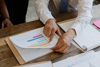 Dokumenty na stole, muž ukázal, data, Profesionální nastavení, barevný obchodní graf, ruce směřující, papír, Kancelářské prostředí, Obchodní analýzy, finanční údaje, Recenze grafu